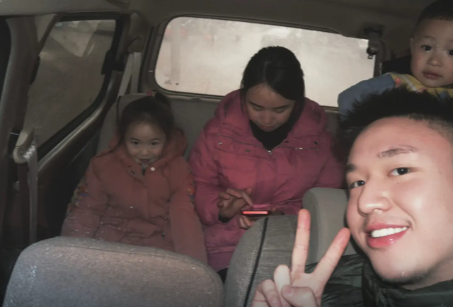 因一双高跟鞋改变命运，20多岁重庆小伙火出圈，央媒：正能量！