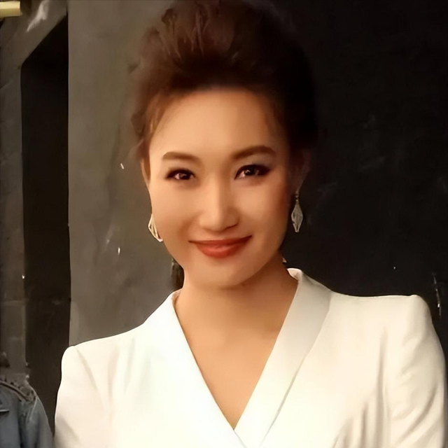 “央视国脸”李梓萌：47岁依然“未婚未育”的她，如今过的怎样