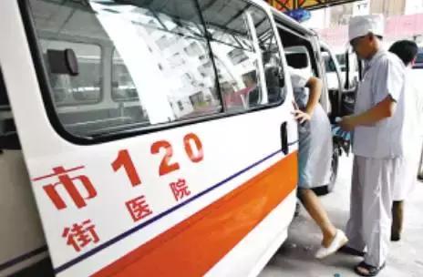 女主持人在台上突然表情诡异、眼神狰狞！身体僵直倒地