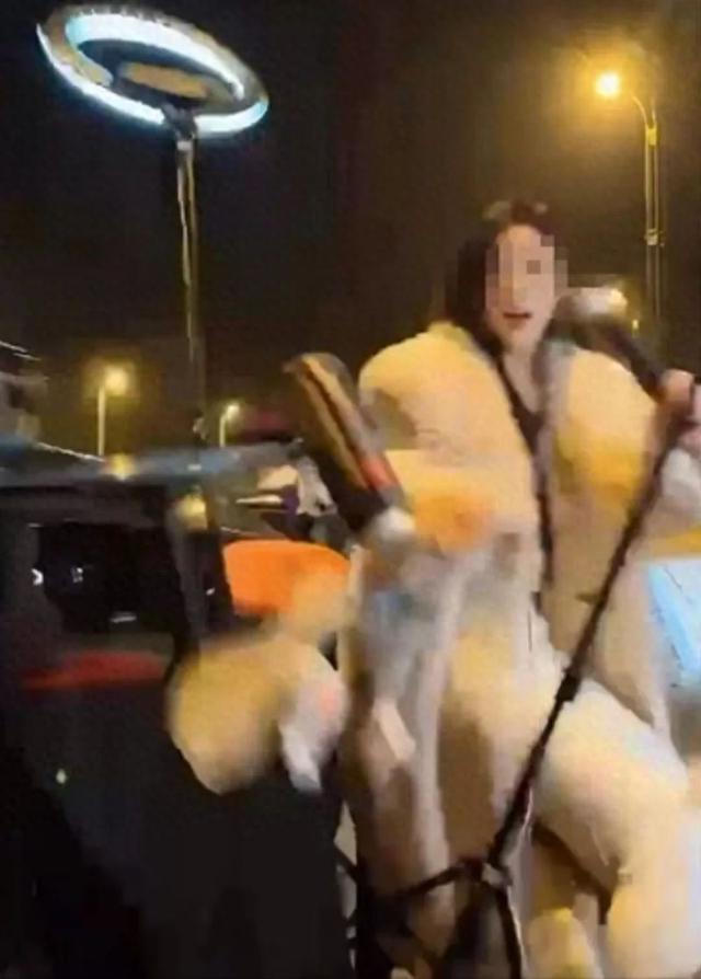 女主播马路边直播，一司机被拘留！