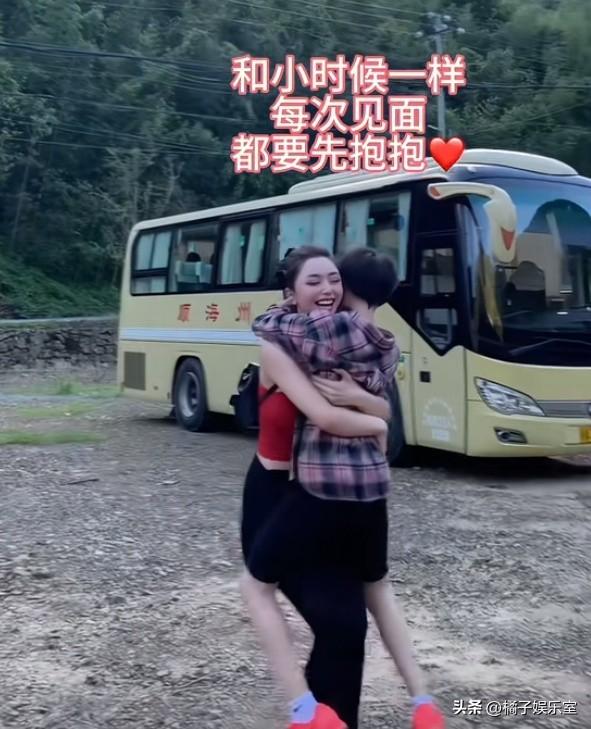 28岁网红卡卡夫妇与12岁儿子共舞，穿露腰超短裤，网友希望她保守