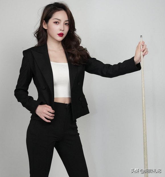 “最美女裁判”王钟瑶：生活照尽显傲人身材，典型东方美女