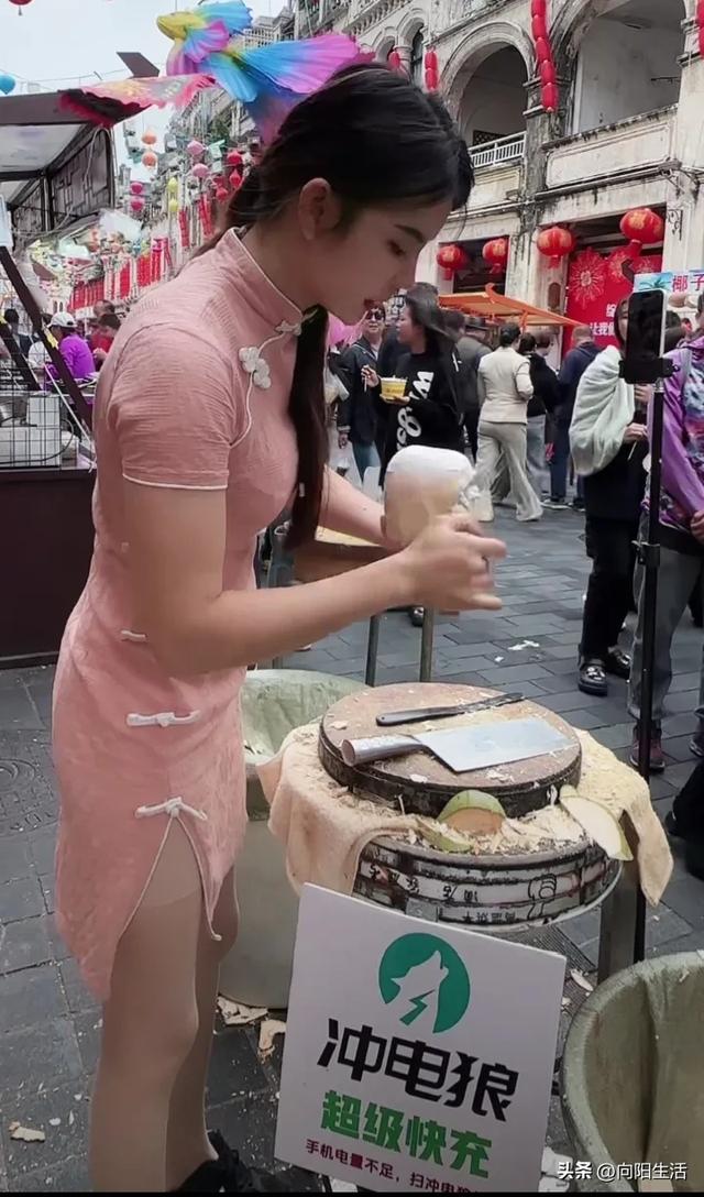 下一个肥娟出现？椰子妹妹穿旗袍直播，直播间10万+有广告位