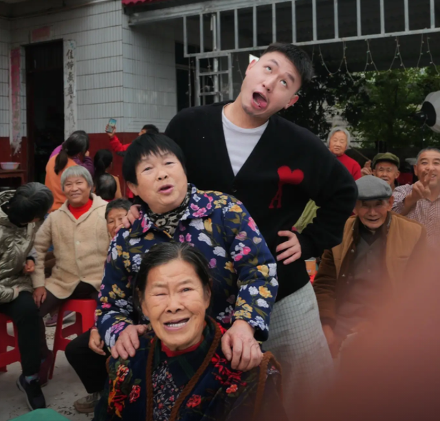 因一双高跟鞋改变命运，20多岁重庆小伙火出圈，央媒：正能量！