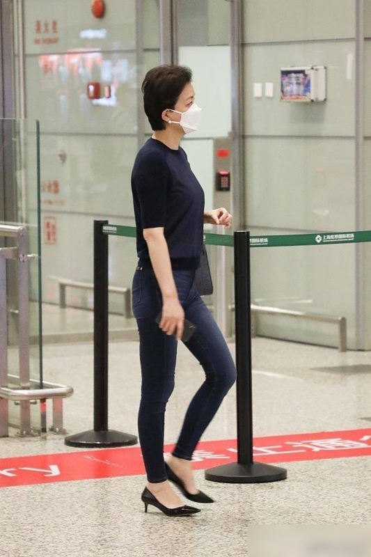 55岁杨澜带火了不费力穿搭:针织衫+牛仔裤+短发,时髦显瘦又洋气