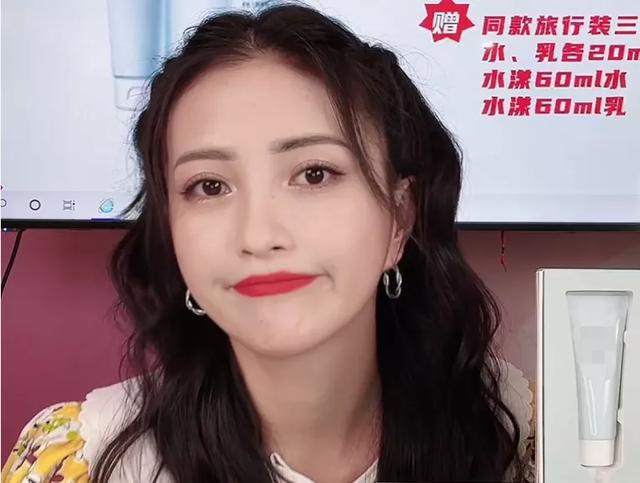 明星直播滤镜太强!张庭酒窝消失,曹颖痣都快没了,生图曝光尴尬