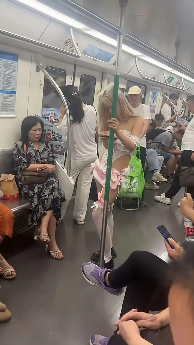 美女穿情趣内衣乘地铁,旁边大妈表情亮了
