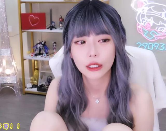 周淑怡私下玩游戏遭变态粉丝监视录音，直播崩溃大哭：变态给爷死