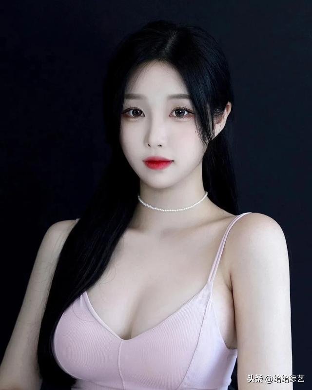 韩国百万级女主播hankung，清纯外表，性感身材，反差感十足
