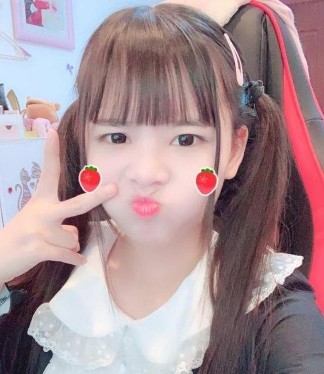 女主播靠呆萌外表人气飙升，路人照曝光后网友心碎表示：什么玩意