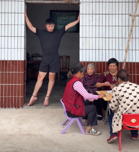 因一双高跟鞋改变命运，20多岁重庆小伙火出圈，央媒：正能量！