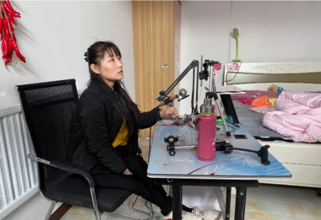 山东美女主播“爬行”生活36年，24岁嫁46岁男人，现在活成这样