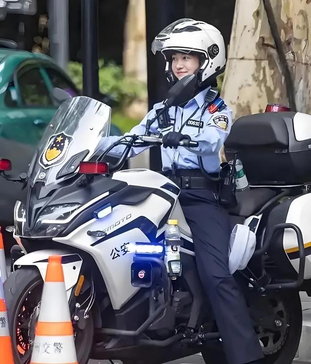 兔子警官李雨薇，爆火后没有辞职当网红，流量之下更显警徽光芒！