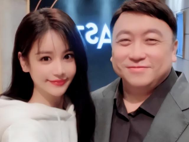 “追龙2”晶女郎邱意浓，直播疯狂打擦边球，扭腰闪现露胸