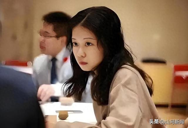 7年前那个诬告朱军性骚扰的弦子，让朱军被世人唾骂，现在过得？