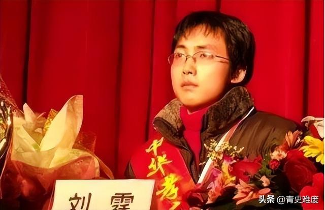 20年前背母上大学的刘霆,却在29岁选择变性,如今的她后悔了吗?