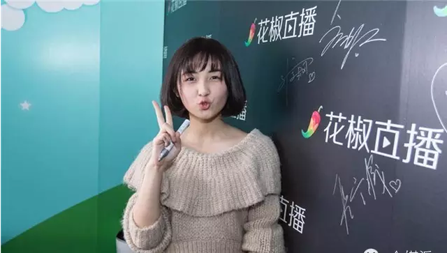 从很黄很暴力到拼颜值、比社交,她们如何凭小黑屋,麦克风,摄像头,赚取时薪10万块!