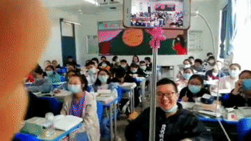 这个“女主播”,突然火了