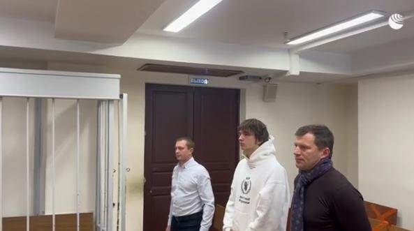 举办百人奢靡“半裸派对”,俄女网红被判罚10万卢布