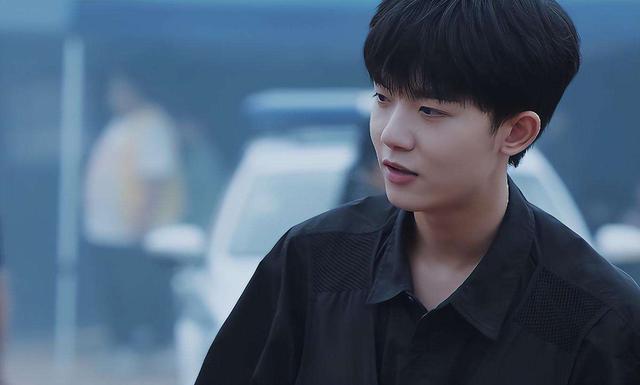 没眼看!李明德KTV唱嗨了,脱掉上衣坦胸露怀,旁边还有美女作陪