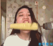 不忍直视!大妈快手直播吃金鱼、吞灯泡...警方已介入调查