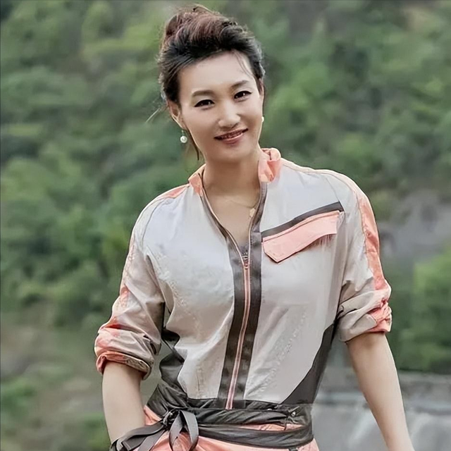 “央视国脸”李梓萌：47岁依然“未婚未育”的她，如今过的怎样