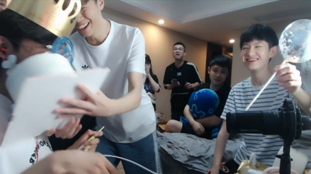 梦泪生日直播兮兮露脸,无滤镜颜值太真实,这个双下巴我爱了