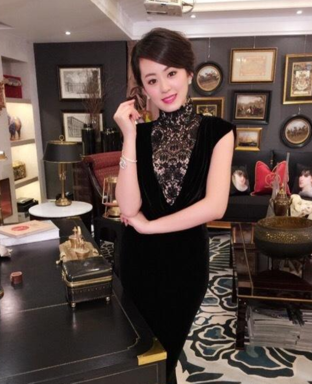 上海财经美女主持孙睿淇，台上台下都风光，婆家背景让人心生羡慕