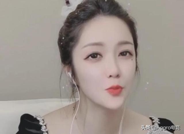 太离谱！斗鱼女主播户外直播扭曲建筑，却狡辩称这是当地特色