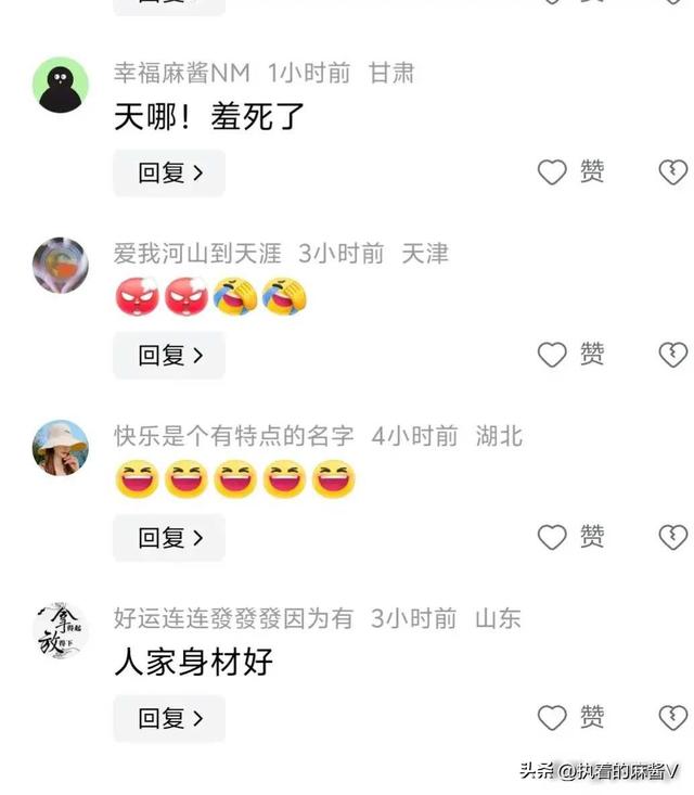 俄罗斯女子街头裸体开派对，大胆跳舞引争议！