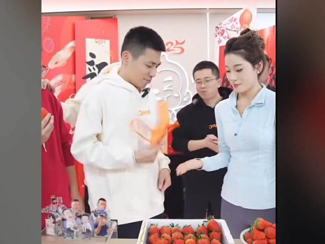 旭旭宝宝真是带货鬼才！卖草莓和女主播亲密互动，3次违规提醒