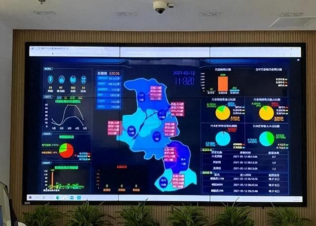 还有比这更劲爆的吗？一对男女森林中野战，却被指挥中心直播调侃