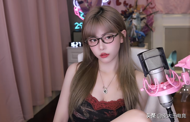 周淑怡某鱼最后一舞,直播间上演手绘丝袜,超管一次性扣除12分