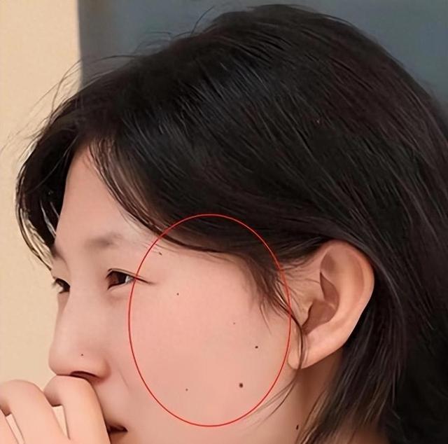 姜萍爆火后，网友眼尖发现她脸颊有北斗七星痣，是妥妥文曲星下凡