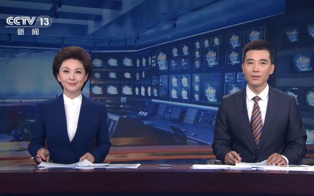 闹大了!阿尔巴尼亚女主播西装内搭空气出镜新闻节目,引发争议