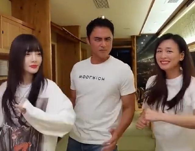 明星直播滤镜太强!张庭酒窝消失,曹颖痣都快没了,生图曝光尴尬