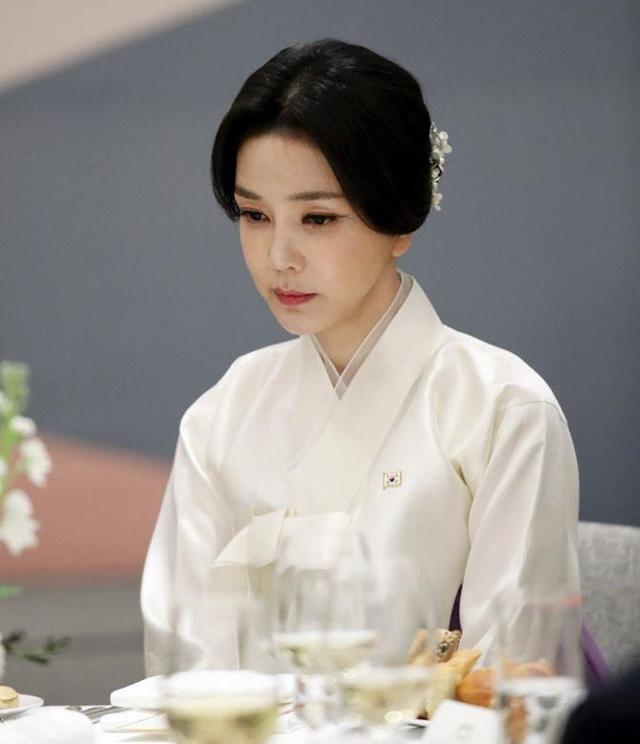 为何赫本抱患儿照片成永恒，韩国第一夫人抱患儿照片遭到群嘲