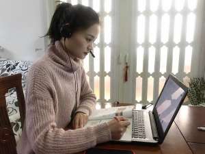 钉钉女主播(一个都不能少26岁中学女老师变身直播“网红”)