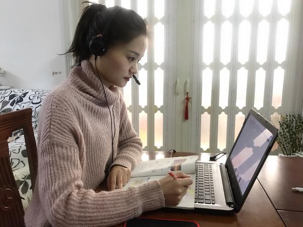 一个都不能少!26岁中学女老师变身直播“网红”