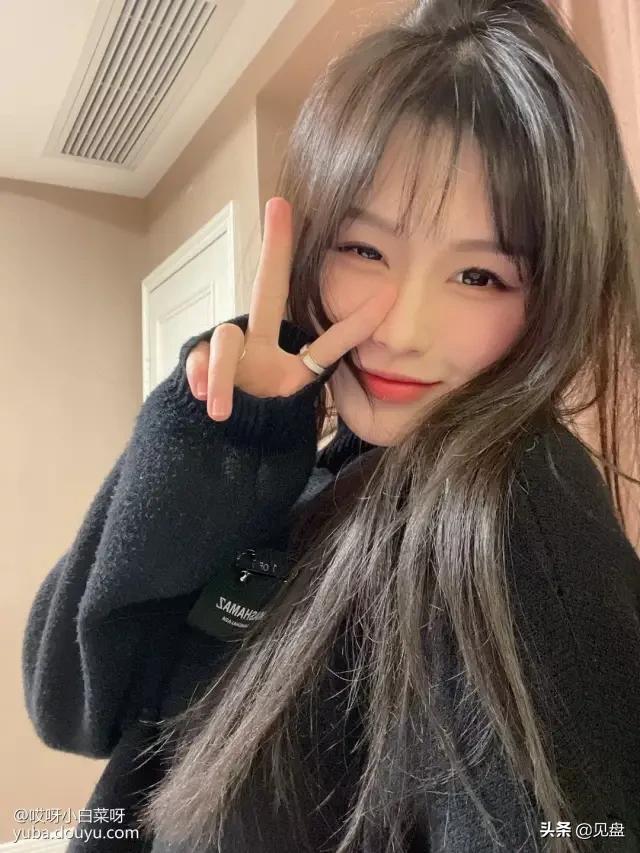 女主播疑似和神秘土豪在KTV激吻,榜一大哥生气怒删粉丝牌