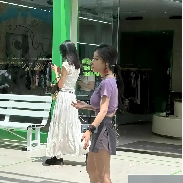 笑抽了！冯提莫成都秀胸，网友惊呼：审美大冲击