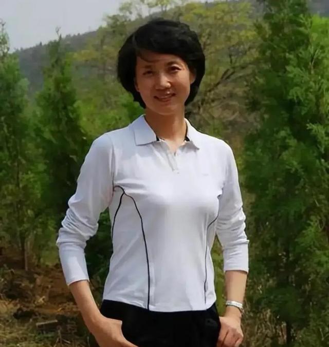 这个“央视首席女主持人”改嫁省委书记后，已走上了另外一条大道