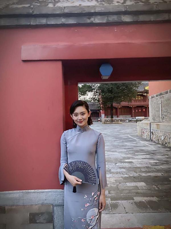 央视出美女！外景主持李七月穿小黑裙游苏州，身材丰腴太有女人味