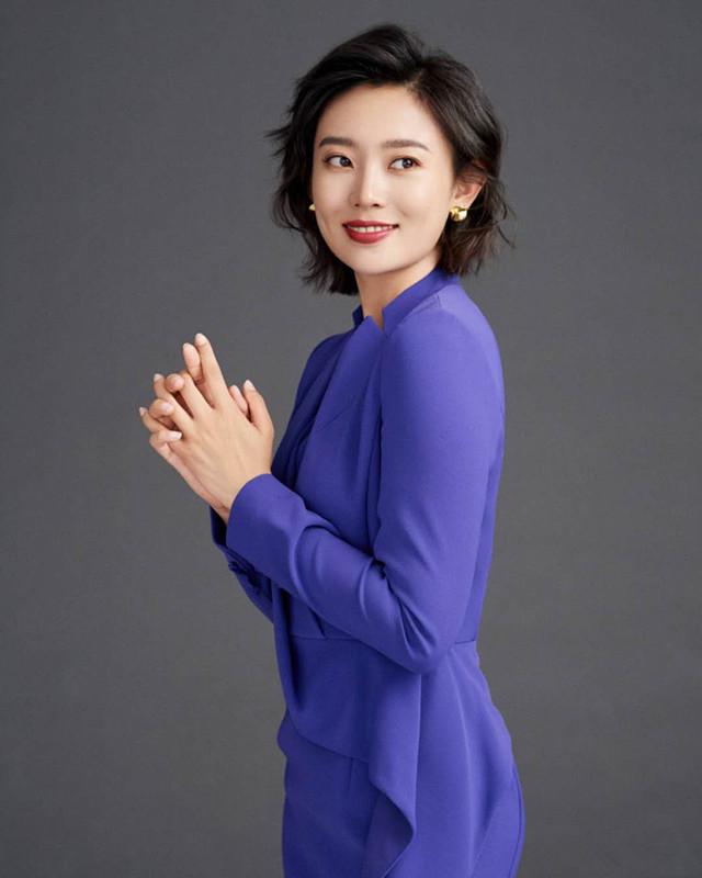 央视出美女！外景主持李七月穿小黑裙游苏州，身材丰腴太有女人味