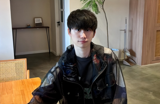 韩国小伙来中国10年，娶中国女网红住4000万别墅，直播抽奖险坐牢