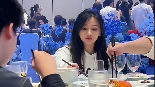 miss大小姐参加骚男婚礼，全程努力干饭，最后还顺走了一个男嘉宾