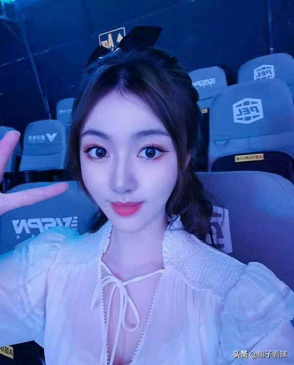 新晋主播美琪晒照，时尚套装仙气飘飘彰显好身材，是新女神无疑了