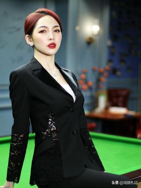 “最美女裁判”王钟瑶：生活照尽显傲人身材，典型东方美女