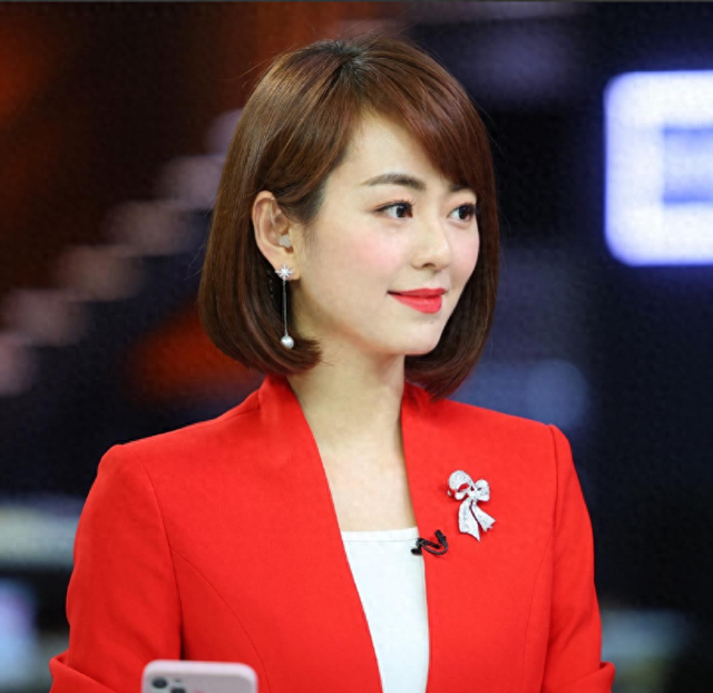 上海财经美女主持孙睿淇，台上台下都风光，婆家背景让人心生羡慕
