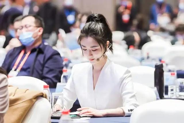 薇娅“消失”2年后再现！年会热舞惊艳全场，又盯上了更赚钱赛道